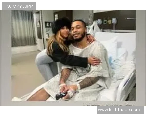 惠特摩尔身穿病号服与女友合照因血栓无限期缺阵与文班同款伤病相似